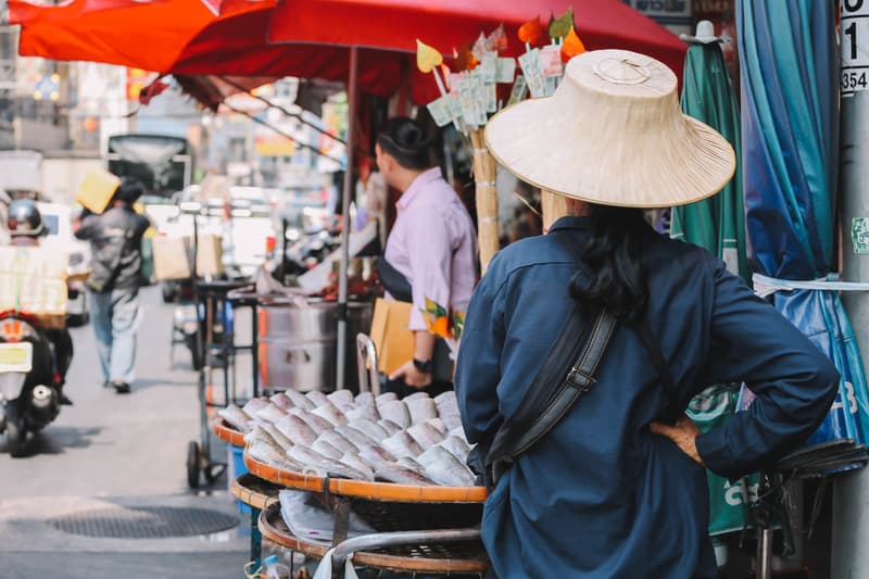 Reisende:r lässt sich vor einer Thailand-Reise impfen
